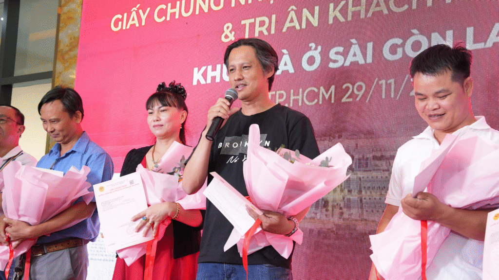 Khách hàng chia sẻ suy nghĩ khi nhận sổ.